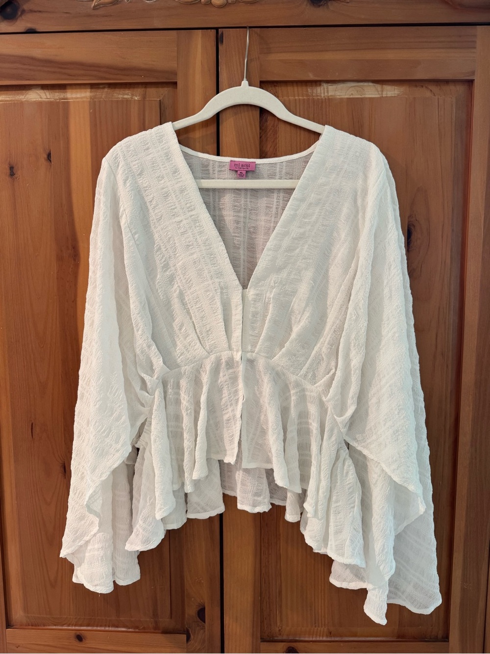 Francesca's Collections White Textured V-Neck Ruffle Peplum Blouse